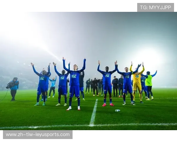 青岛队足球场上的团队凝聚力特训 见证球员们如何在挑战中共同成长